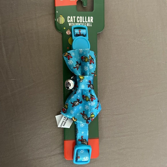 Fetch For Pets The Grinch Snow Day Friends Bow Tie Cat Collar - Picture 3 of 4